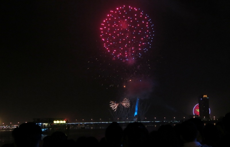 Đúng 21h, pháo hoa đồng loạt bừng sáng khắp thành phố