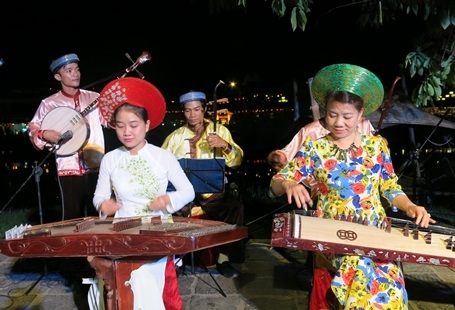  Các nghệ sỹ Việt Nam hợp tấu cùng dàn hợp xướng và giao hưởng đến từ Hoa Kỳ