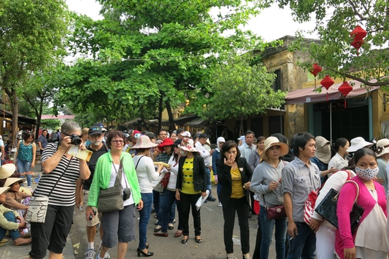 Du khách ghi hình không khí lễ Tết nguyên tiêu ở Hội An