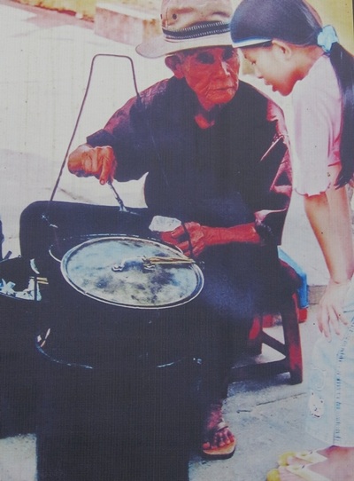 Ông Ngô Thiểu bán xí mà là một trong những người giữ gánh hàng rong này lâu năm nhất ở Hội An