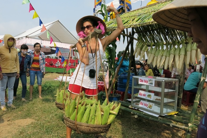 Du khách hào hứng ghi hình lưu niệm và thưởng thức các món ngon từ bắp nếp Cẩm Nam