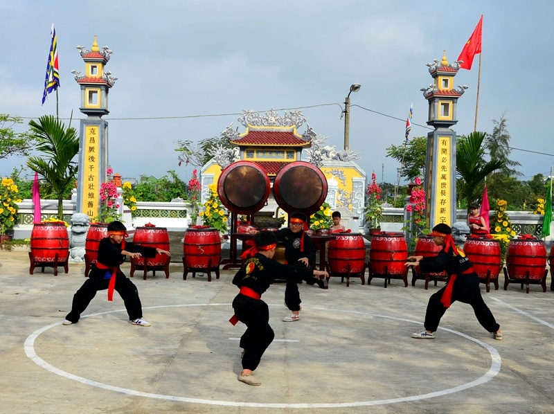 Các cuộc so tài trong trò chơi dân gian hấp dẫn người dân và du khách xem và cùng tham gia