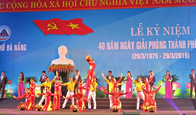 Văn nghệ chào mừng Lễ Kỷ niệm 40 năm Ngày Giải phóng thành phố Đà Nẵng