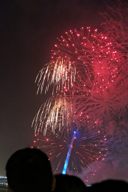 2000 quả pháo hoa được bắn kéo dài 15 phút 