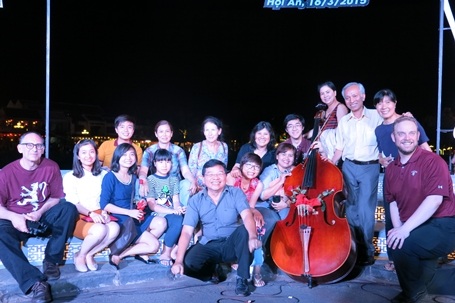 Kỷ niệm đẹp của các thành viên đoàn với người dân và du khách ở Hội An