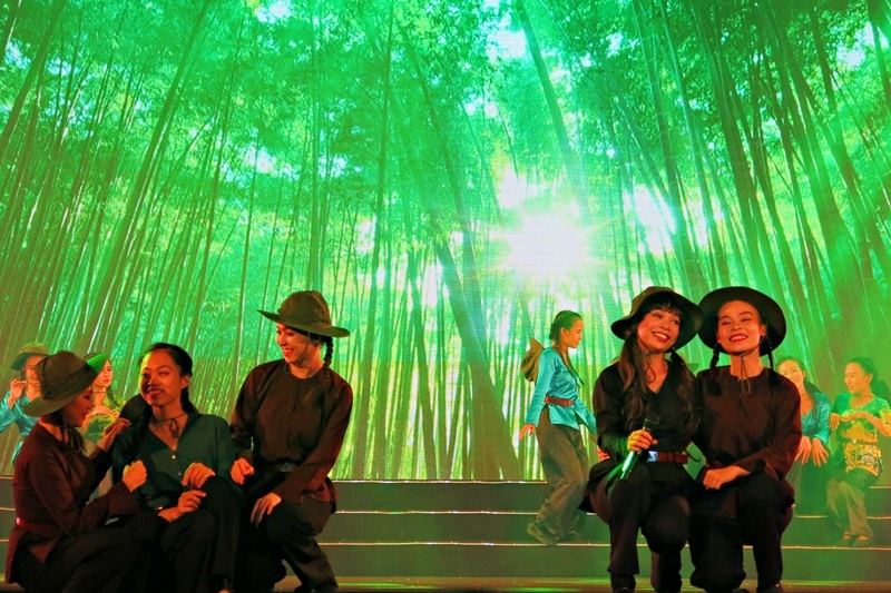 Sân khấu nghệ thuật được dàn dựng công phu thăng hoa cho bản hùng ca của Đà Nẵng