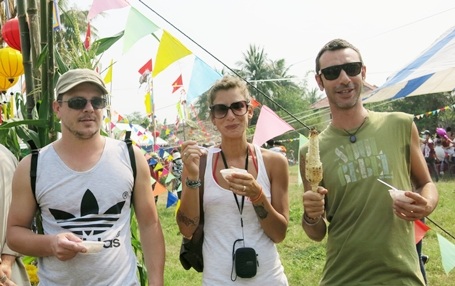 Du khách hào hứng ghi hình lưu niệm và thưởng thức các món ngon từ bắp nếp Cẩm Nam