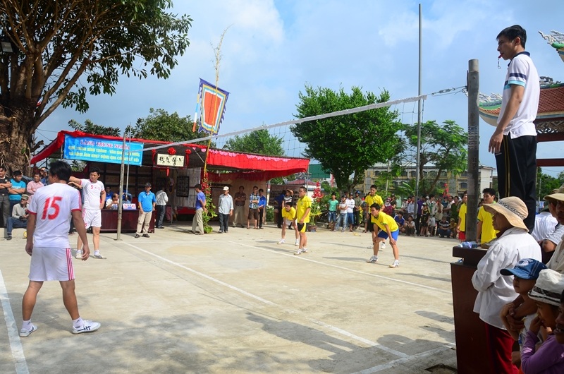 Bên cạnh các trò chơi dân gian,hội làng còn tổ chức thi đấu bóng chuyền