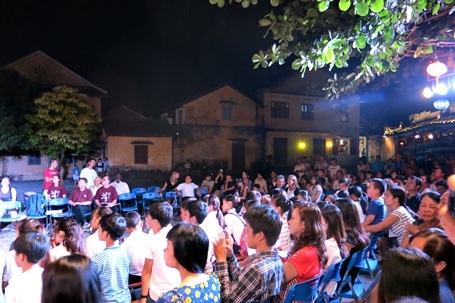 Người dân và du khách dõi theo suốt buổi trình diễn