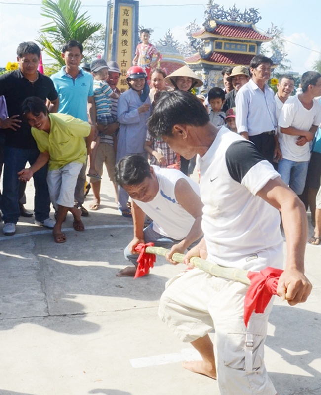 Các cuộc so tài trong trò chơi dân gian hấp dẫn người dân và du khách xem và cùng tham gia