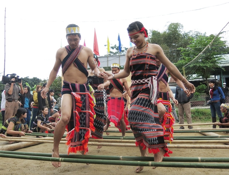 Và vui tươi, duyên dáng trong các điệu nhảy múa dân gian trong những ngày làng có lễ hội