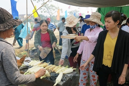 Người dân biểu diễn các quy trình trồng bắp và cách chế biến các món ngon từ bắp trong ngày hội