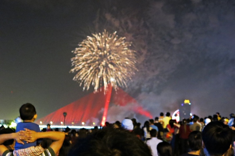 2000 quả pháo hoa được bắn kéo dài 15 phút 