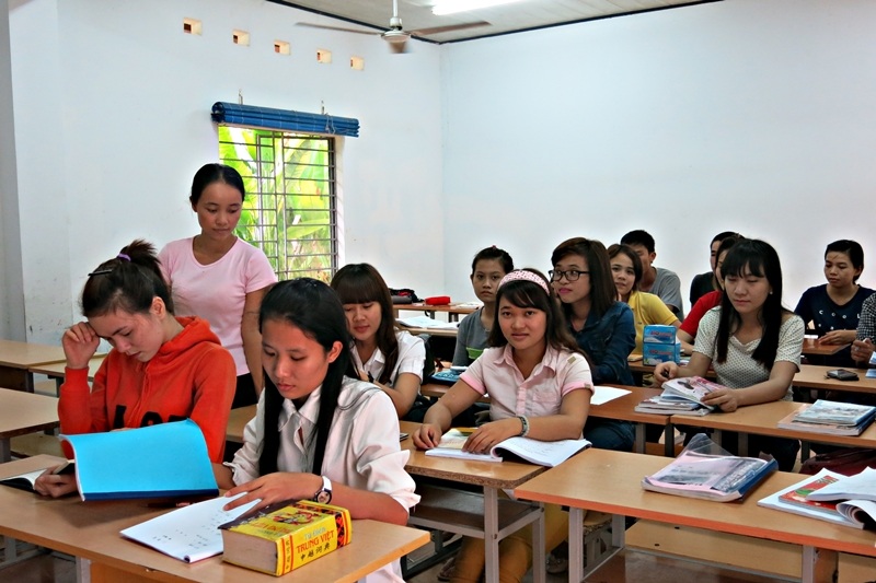 Giảng viên đi muộn 5 phút phải bồi thường cho SV: Người thầy phải chuẩn mực!