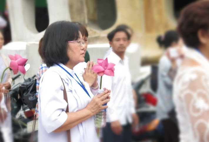 Hàng vạn người dân và du khách cùng Phật tử về dự xem lễ hội