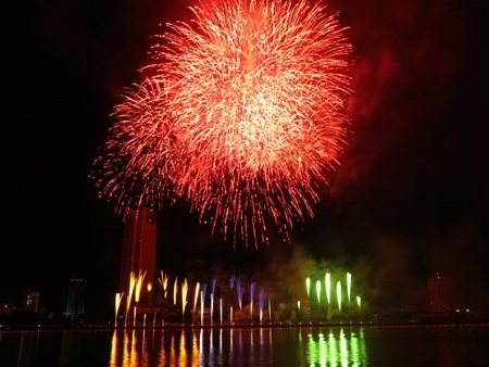  Từ khán đài có thể thưởng ngoạn trọn vẹn cả những loạt bắn pháo hoa tầm thấp và tầm cao 