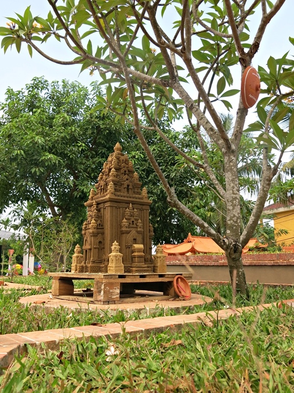 Sản phẩm của nghệ nhân cao tuổi nhất làng chính là chiếc bùng binh gắn liền với tuổi thơ làng gốm