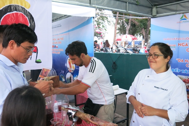 Các gian ẩm thực của các nước được trang trí nổi bật bản sắc văn hóa của từng quốc gia