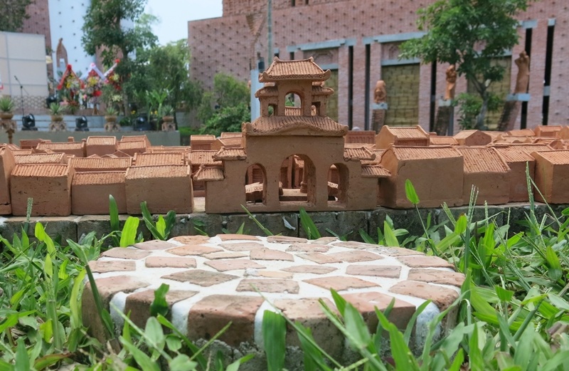 Sản phẩm của nghệ nhân cao tuổi nhất làng chính là chiếc bùng binh gắn liền với tuổi thơ làng gốm