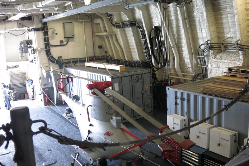 ...trong đó có một trực thăng không người lái