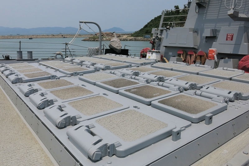  Bệ phóng tên lửa ở sân trước của tàu khu trục có tên lửa dẫn đường