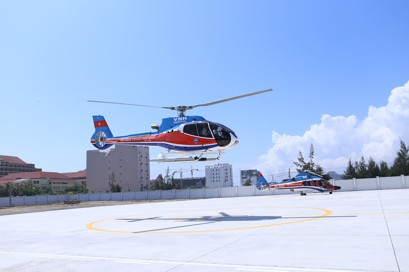  Trực thăng cất cánh tại Sân bay Nước Mặn đưa du khách tham quan toàn cảnh Đà Nẵng từ trên cao