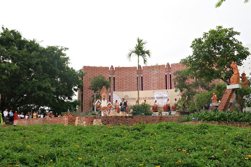 Sản phẩm của nghệ nhân cao tuổi nhất làng chính là chiếc bùng binh gắn liền với tuổi thơ làng gốm