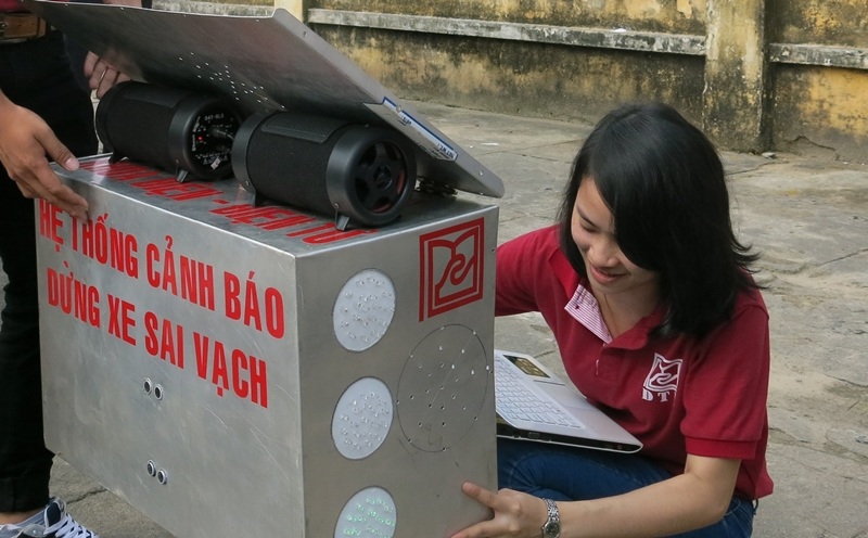 SV Quỳnh Hoa - một thành viên trong nhóm chế tạo hệ thống đang lắp đặt thử nghiệm hệ thống