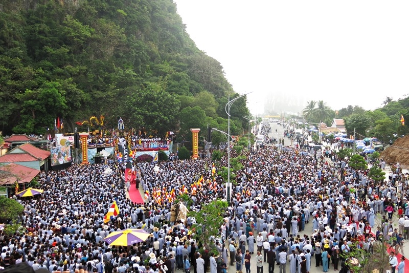 Hàng vạn người dân và du khách cùng Phật tử về dự xem lễ hội