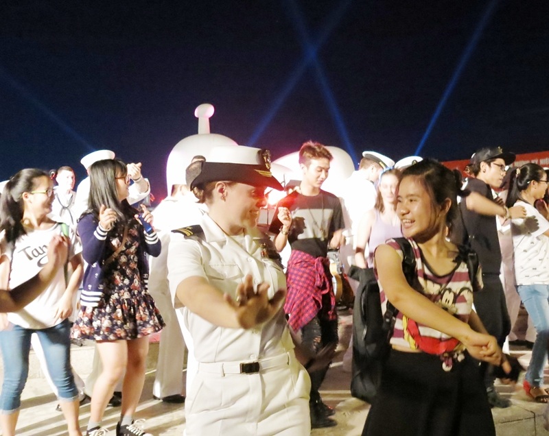 Người dân và du khách cùng giao lưu trình diễn với ban nhạc