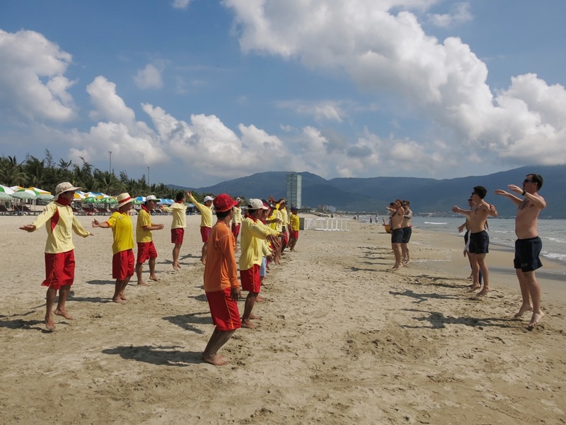Hải quân Hoa Kỳ giao lưu tập huấn tìm kiếm cứu hộ, cứu nạn với lực lượng cứu hộ ở bãi biển Đà Nẵng