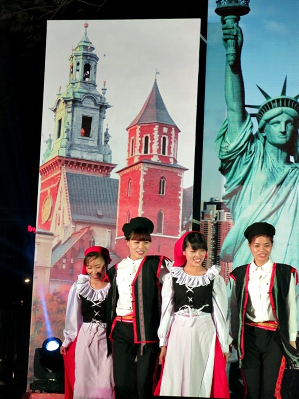 Các chương trình nghệ thuật đặc sắc được biểu diễn hàng đêm trong không gian lễ hội