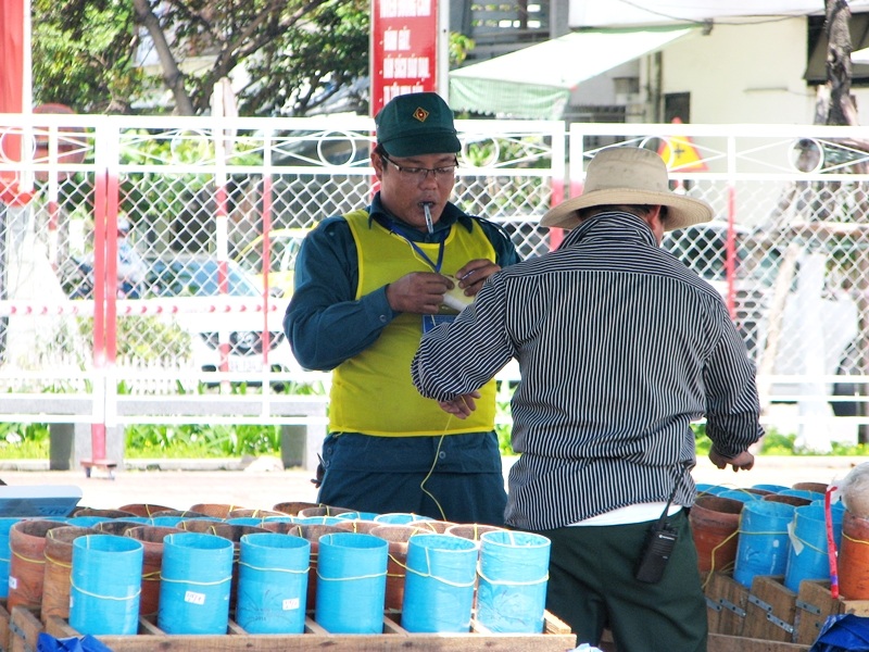 Không khí làm việc bên trong khu vực tập kết pháo hết sức khẩn trương khi DIFC 2015 đang đến gần