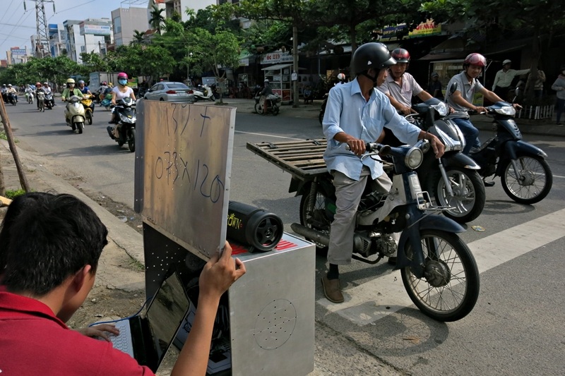 Hệ thống tự động phát âm thanh cảnh báo khi người tham đi đường dừng xe sai vạch.