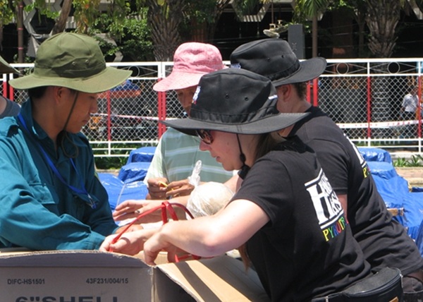 Không khí làm việc bên trong khu vực tập kết pháo hết sức khẩn trương khi DIFC 2015 đang đến gần