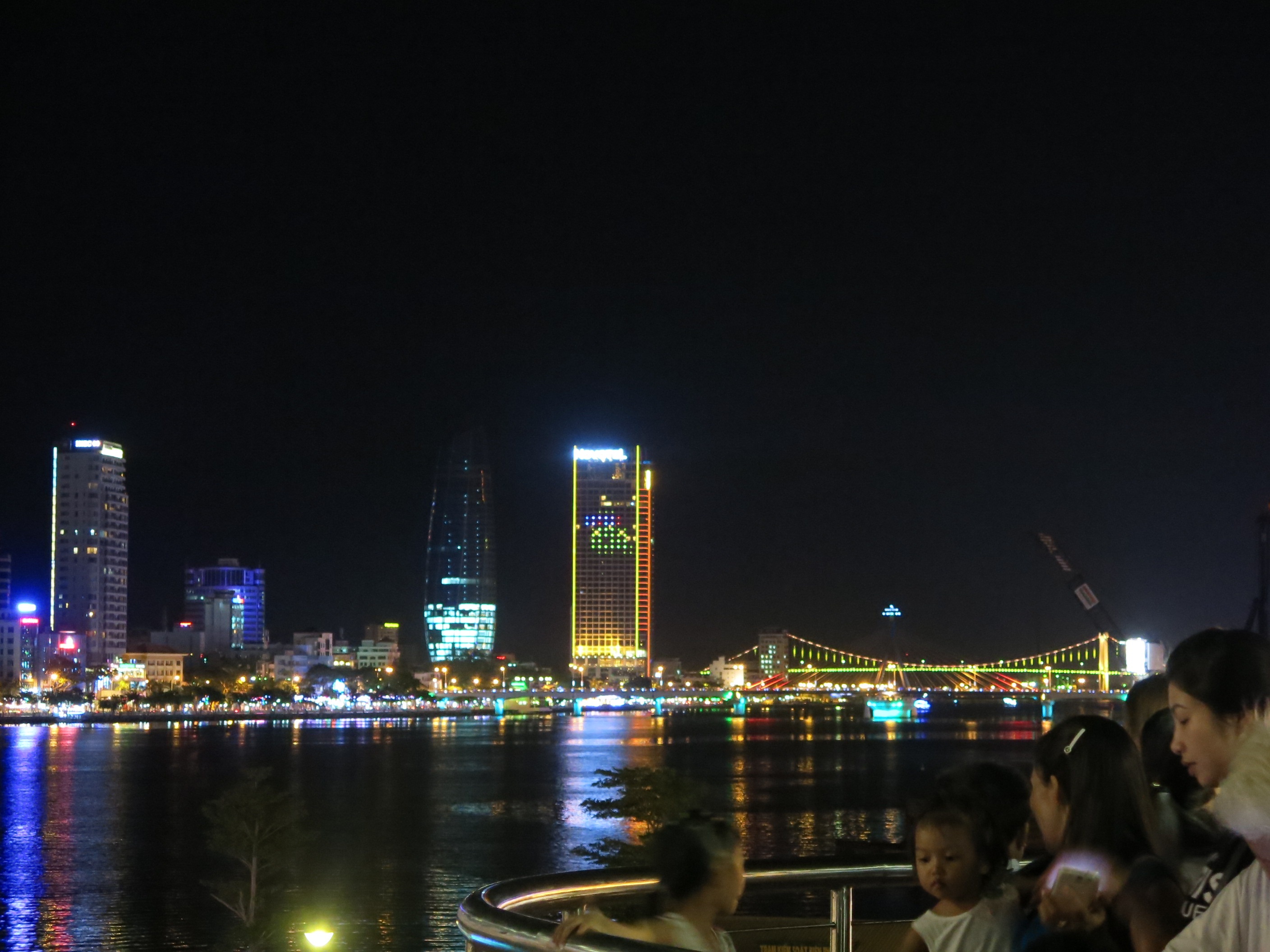  Ngồi trên thuyền lộng gió sông Hàn thưởng ngoạn pháo hoa là một lựa chọn khá lý tưởng