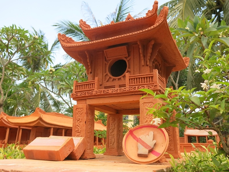 Sản phẩm của nghệ nhân cao tuổi nhất làng chính là chiếc bùng binh gắn liền với tuổi thơ làng gốm