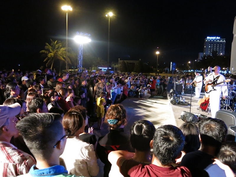Đông đảo người dân và du khách thưởng thức buổi trình diễn âm nhạc đặc biệt ở công viên Biển Đông