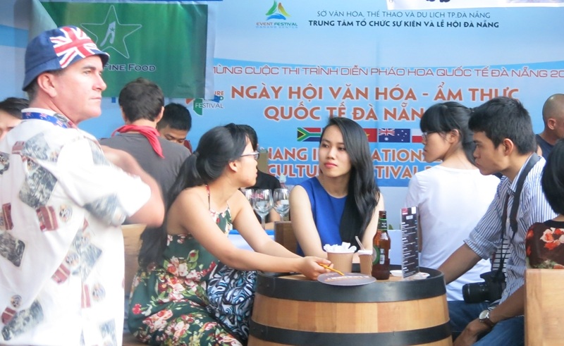 Các gian ẩm thực của các nước được trang trí nổi bật bản sắc văn hóa của từng quốc gia