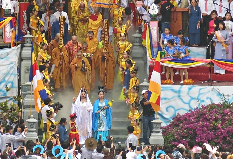 Lễ rước Quán Thế Âm từ chân ngọn Thủy Sơn thu hút vạn người dõi theo