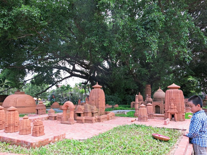 Sản phẩm của nghệ nhân cao tuổi nhất làng chính là chiếc bùng binh gắn liền với tuổi thơ làng gốm