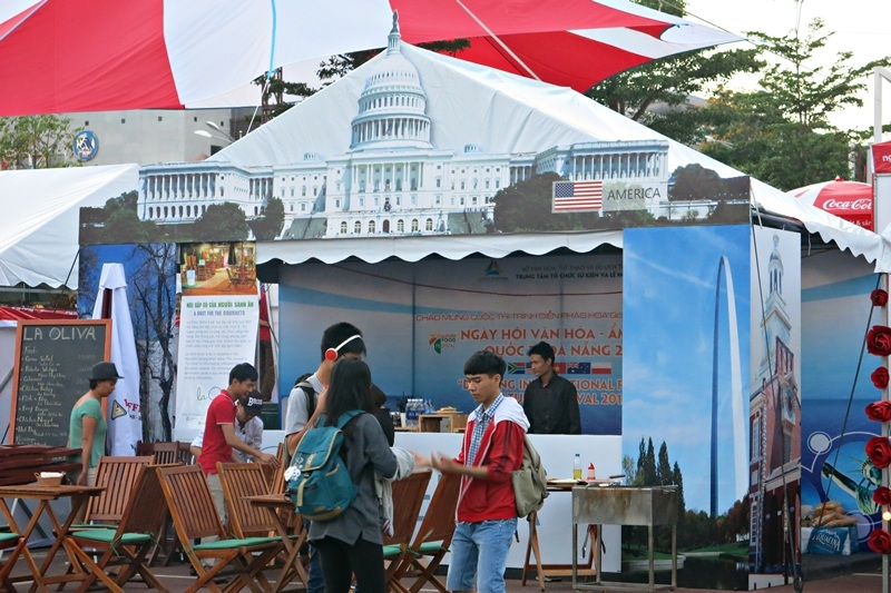 Các gian ẩm thực của các nước được trang trí nổi bật bản sắc văn hóa của từng quốc gia