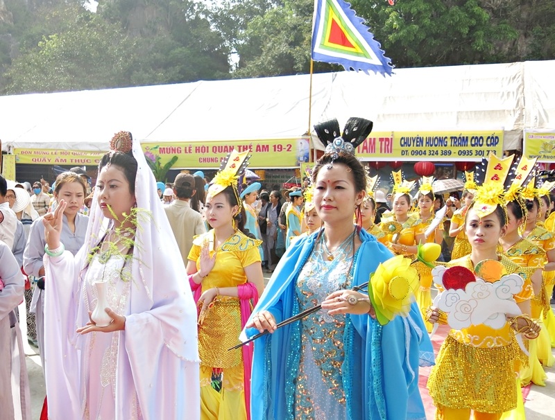 Lễ rước Quán Thế Âm từ chân ngọn Thủy Sơn thu hút vạn người dõi theo