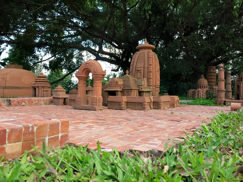 Sản phẩm của nghệ nhân cao tuổi nhất làng chính là chiếc bùng binh gắn liền với tuổi thơ làng gốm