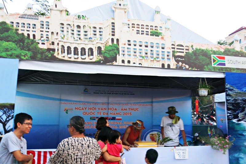 Các gian ẩm thực của các nước được trang trí nổi bật bản sắc văn hóa của từng quốc gia