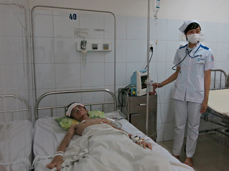 Chị Phạm Thị Xóa, mẹ bệnh nhân Đông bất lực trước bệnh tình của con vì gia cảnh quá khó khăn