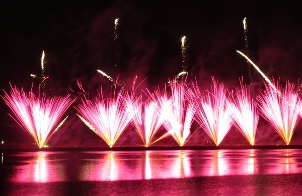 Những loạt pháo hoa ăn ý từng nhịp nhạc của nhà trình diễn pháo hoa Pyrotecnico đến từ Mỹ