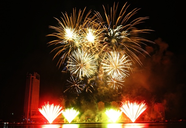 Những loạt pháo hoa ăn ý từng nhịp nhạc của nhà trình diễn pháo hoa Pyrotecnico đến từ Mỹ