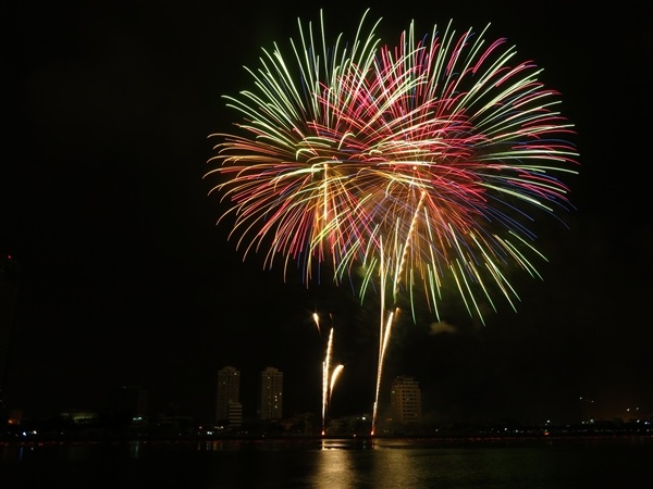 Màn trình diễn mở đầu DIFC 2015 lộng lẫy sắc màu của đội Firework of Africa