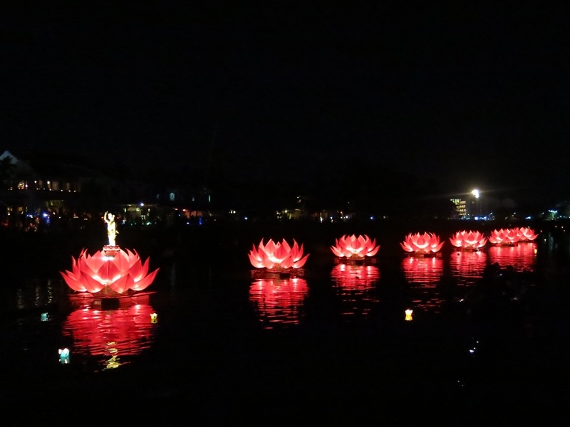 Bảy đóa sen trên sông Hoài tượng trưng cho mùa lễ Phật Đản